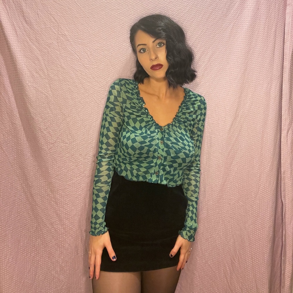 Green geometric pattern cropped long sleeve with frilly neckline and sleeves 💚